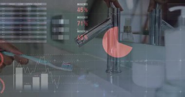 Kadın dişlerini fırçalarken dijital sağlık analizlerini ve ayna etrafında yüzen grafikleri izliyor. Sağlık, hijyen, teknoloji, veri görselleştirme, sağlık, kişisel bakım, modern