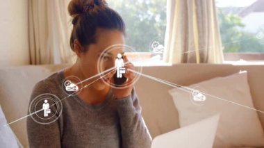 Günışığı odasında kanepede oturan bir kadın, akıllı telefon ve dizüstü bilgisayar kullanarak teknoloji ağı görüntüsü veriyor. Teknoloji, bağlantı, iletişim, modern, dijital, çalışma alanı, yaşam tarzı