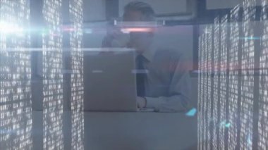 Fütürist ofis masasında çalışan bir iş adamı holografik veri akışlarını izliyor. Teknoloji, yenilik, dijital, modern, kurumsal, parlak, veri