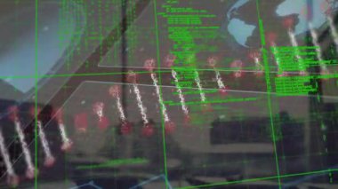 Bulanık masa üzerinde süzülen holografik AR arayüzü, yeşil şebeke kodu ve kırmızı dalga biçimini gösteriyor. Gelecek, teknoloji, yenilik, dijital, arayüz, siber, çalışma alanı