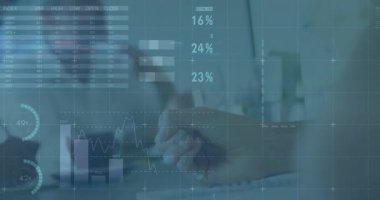 Veri analiz ekibi ofiste işbirliği yapıyor, yüzen veri grafikleri ve dünya haritası eşleşmesi gösteriyor. İş, takım çalışması, teknoloji, analitik, yenilik, girişim, profesyoneller