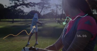 Teknoloji eğitmeni, golf sahasındaki öğrenci kulübünü dalga grafikleriyle izliyor. Analizler, koçluk, spor, dijital, açık hava, ilerleme, eğitim