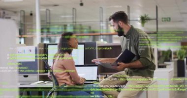 İş arkadaşları veri tablolarını tartışırken yeşil kod ekranları canlandırıyor. İşbirliği, takım çalışması, yenilik, dijital, modern, profesyonel, iletişim