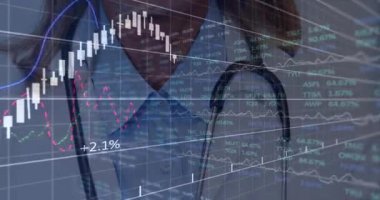 Beyaz önlüklü ve steteskoplu bayan doktor finans sektöründe trend çizgileri olan şamdanları izliyor. Tıbbi, finans, analiz, veri, meslek, teknoloji, yatırım