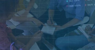 İş arkadaşları ofis çemberine notlar yazıyorlar, finansal çizelgeler ve yüzde metinleri gösteriyorlar. İşbirliği, takım çalışması, beyin fırtınası, analitik, üretkenlik, yenilik, modern