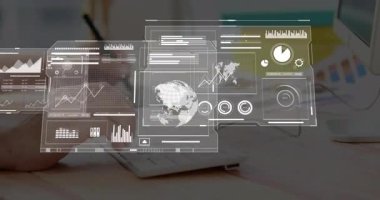 Not defterine kalemle notlar yazmak ve dizüstü bilgisayarda veri yazmak, düz tasarım grafikleri göstermek. Üretkenlik, teknoloji, yenilik, çalışma alanı, analiz, dijital, odaklanma