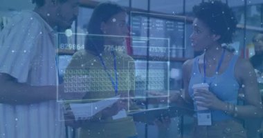 Ofiste beş kişilik iş ekibi belgeler ve tabletleri inceleyecek, etrafı grafiklerle çevrili. İşbirliği, takım çalışması, dijital arayüz, veri analizleri, kurumsal, profesyonel, yenilik