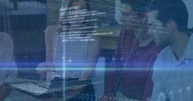 Ekip tableti ofiste, yüzen ikili kodlu holografik finansal grafikleri gösteriyor. İş, yenilik, teknoloji, takım çalışması, veri, analitik, modern