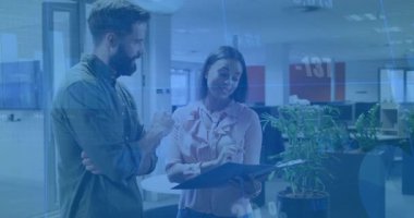 Açık planlı ofiste teknoloji projesini tartışan meslektaşlar, yüzen veriler ve çizelgeler. İşbirliği, iletişim, yenilik, takım çalışması, modernlik, üretkenlik, dijital