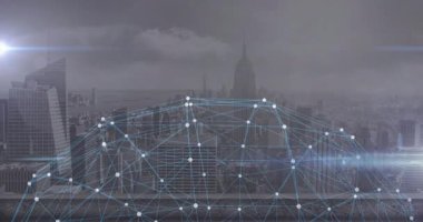 Dijital ağ, parlayan mavi çizgiler ve düğümler göstererek kentsel ufuk çizgisine yayılıyor. Fütüristik, bağlantı, teknoloji, yenilik, şehir, ufuk çizgisi, soyut