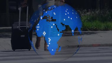 Yürüyen şehir yaya geçidinde yürüyen bavulu çeken bir kadın, dijital dünya teknolojisini gösteriyor. Kentsel, seyahat, ulaşım, yenilik, mobil, ticari, çağdaş