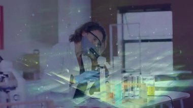 Dişi bilim adamı, laboratuvar test tüplerinin yanına mikroskop yerleştiriyor ve verileri gösteriyor. Araştırma, deney, yenilik, fütüristik, kesinlik, keşif, analitik