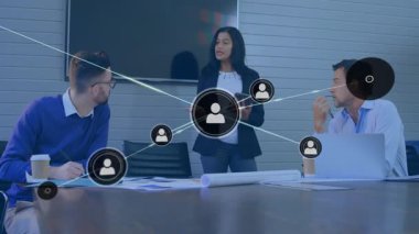 Tablet ve dizüstü bilgisayarlı takım ağ simgeleriyle konferans masasında iş görüşmesi yapıyor. İşbirliği, takım çalışması, yenilik, profesyonel, modern, dijital, iletişim