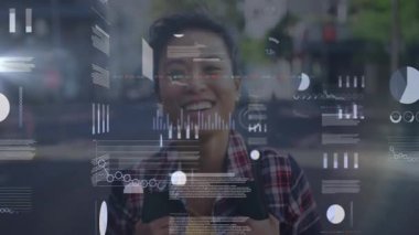 Kadın banliyö çalışanı, şehir caddesinde duruyor, turta grafikleriyle etkileşimde, eğitim için bar grafikleri. Kentsel, teknoloji, analitik, veri, yenilik, profesyonel, canlı