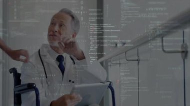 Doktor hastane koridorundaki tıbbi verileri tekerlekli sandalyeyle inceliyor, yüzen ikili kodlar gösteriyor. Tıbbi profesyonellik, sağlık teknolojisi, modern tıp, dijital sağlık, klinik çevre, fütüristik tasarım, asistan cihazlar
