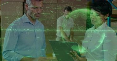 Veri analisti ve bilişim uzmanı teknoloji merkezinde tablet üzerinde çalışıyor, holografik veri küresini yansıtıyor. Teknoloji, yenilik, takım çalışması, dijital, fütüristik, işbirliği, analiz