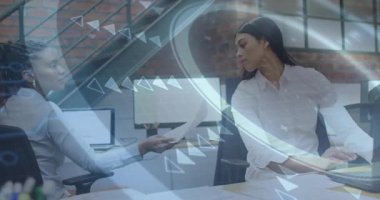 İki ofis çalışanı, dijital üçgen kaplamalı belgeleri iş ofisinde değiş tokuş ediyorlar. İşbirliği, takım çalışması, modern çalışma alanı, üretkenlik, iletişim, dijital grafikler, profesyonellik