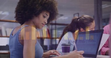 Modern ofis masasında, bar çizelgeleri ve iş grafikleriyle işbirliği yapan meslektaşlar. Takım, yenilik, beyin fırtınası, veri görselleştirme, profesyonel, üretkenlik, işbirliği