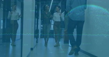 Cam koridorda yürüyen üç meslektaşım yüzen dijital çizelgelerle iş verilerini analiz ediyorlar. İşbirliği, takım çalışması, yenilik, teknoloji, fütüristik, kurumsal, ağ