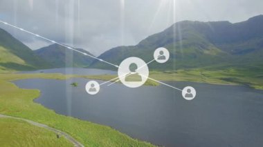 Yeşil tepeler boyunca yüzen kullanıcı simgeleri ve düz dizayndaki ikiz göllerin üzerindeki ağı birbirine bağlayan tepeler. Uyum, bağlantı, dijital, manzara, ekosistem, teknoloji, modern