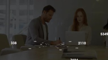 Dizüstü bilgisayarda yazan ve toplantı masasında yazı yazan üç profesyonel, veri örtülerini gösteriyor. İşbirliği, takım çalışması, analitik, modernlik, çalışma alanı, üretkenlik, iletişim