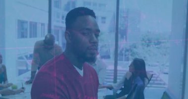 Meslektaşlar konferans odasında iş stratejilerini tartışıyorlar. Pembe veriler cam duvarları kaplıyor. Profesyonel, takım çalışması, işbirliği, modern, kurumsal, dijital, çalışma alanı