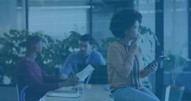 Kadın, ofisteki tablette bilgisayarla, kağıtlarla, finansal tabletlerle veri sunuyor. İşbirliği, takım çalışması, yenilik, profesyonel, çağdaş, üretkenlik, dijital