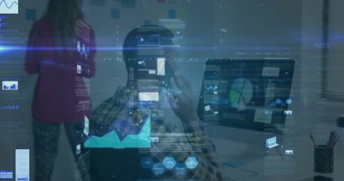 Masada akıllı telefon tutan adam, holografik örtülerle finansal veri tablolarını inceliyor. Teknoloji, analitik, çalışma alanı, dijital, profesyonel, gelecekçilik, veri görselleştirme