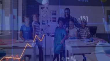 Fen sınıfındaki iskeleti inceleyen, harita ve veri örtülerini gösteren öğretmenler. Eğitim, sınıf, öğrenim, bilim, öğrenciler, öğretim, analiz