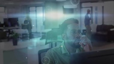 Ofisteki akıllı telefonu kullanarak masasında oturan erkek ofis çalışanı animasyon çizelgeleri gösteriyor. Şirket, iş ortamı, profesyonel, işbirliği, modern, teknoloji, üretkenlik