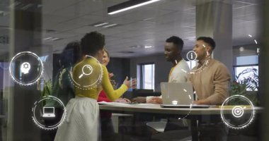 Proje ekibi modern ofiste işbirliği yapıyor, yüzen teknoloji simgeleriyle belgeleri inceliyor. İşbirliği, takım çalışması, teknoloji, yenilik, profesyonel, kurumsal, beyin fırtınası