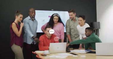 İş ortaklarından oluşan bir ekip yüzen çizelge ve dizüstü bilgisayar simgelerini vurguluyor. İşbirliği, takım çalışması, iş, ofis, yenilik, strateji, iletişim