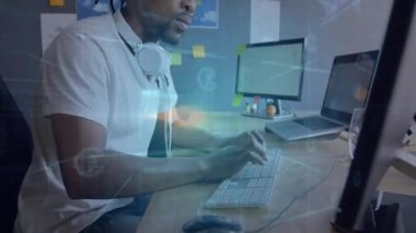 Erkek müteahhit ofis masasında siber güvenlik kodu ve avro asma kilidiyle yazı yazıyor. Teknoloji, yenilik, konsantrasyon, üretkenlik, modern, dijital, çalışma alanı