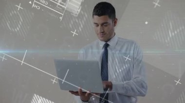 Ofiste dizüstü bilgisayarda, animasyon finans çizelgeleri ve döviz kodlarıyla profesyonel daktilo. Teknoloji, yenilik, dijital, finans, veri, analitik, şirket