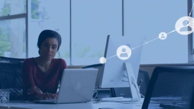 Açık Planlı Teknoloji Ofisi 'nde, ağ simgeleri ve veri hatlarıyla işbirliği yapan iş arkadaşları. İşbirliği, bağlantı, modern, dijital, profesyonel, çalışma alanı, ağ