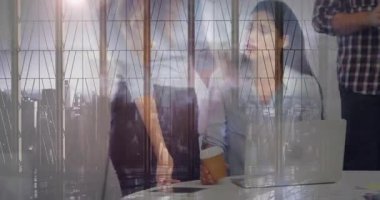 Modern ofisteki yuvarlak masa etrafında işbirliği yapan ekip üyeleri animasyon çizelgeleri sergiliyorlar. İşbirliği, takım çalışması, yenilik, strateji, beyin fırtınası, modernlik, üretkenlik