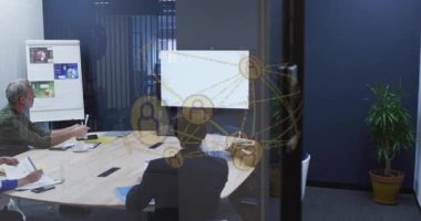 Takım, iş toplantılarında konferans masasında ağ simgeleri ve pasta grafiği göstererek işbirliği yapıyor. Profesyonel, işbirliği, çalışma alanı, modern, strateji, iletişim, takım çalışması