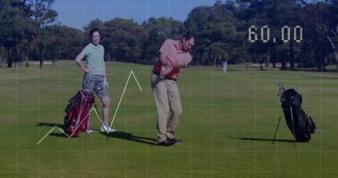 Erkek golfçü, bayan golfçünün yanında tezahürat yapıyor, spor teknolojisi grafiği üst üste biniyor. Atletik, boş zaman, açık hava, spor, rekabet, canlılık, zarafet
