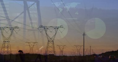 Elektrik direği ve peyzaj üzerindeki istatistik ve veri işleme görüntüleri. küresel enerji, elektrik ve veri işleme kavramı dijital olarak oluşturulmuş görüntü.