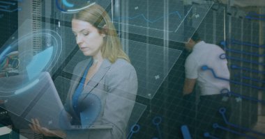 Kapsam taraması, beyaz tenli erkek ve kadın bilgisayar sunucusunu tamir ederken görüntüler. küresel hesaplama ve veri işleme kavramı dijital olarak oluşturulmuş resim.