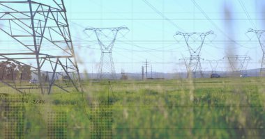 Elektrik direği ve peyzaj üzerindeki istatistik ve veri işleme görüntüleri. küresel enerji, elektrik ve veri işleme kavramı dijital olarak oluşturulmuş görüntü.
