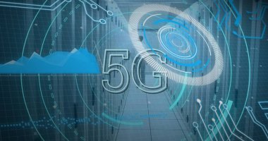 Bilgisayar devre kartından tarama ve veri işleme görüntüsü. Dijital arayüz teknolojisi ve ağ konsepti dijital olarak oluşturuldu.