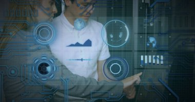 Tarama dürbünü görüntüsü, beyaz tenli kadın ve erkeğin bilgisayar sunucusunu tamir etmesi. küresel hesaplama ve veri işleme kavramı dijital olarak oluşturulmuş resim.