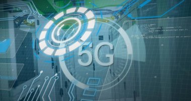Sunucular üzerinde 5G metin, dürbün tarama ve veri işleme resimleri. Küresel bağlantılar, veri işleme ve dijital arayüz konsepti dijital olarak oluşturulmuş resim.