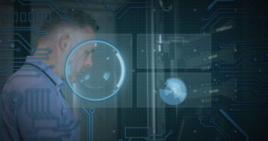 Bilgisayar sunucusunu tamir eden beyaz adamın tarama ve veri işleme görüntüsü. küresel hesaplama ve veri işleme kavramı dijital olarak oluşturulmuş resim.