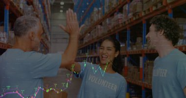 Mutlu kadın ve erkek depo çalışanlarından oluşan finansal grafikler. İş, finans ve dağıtım hizmetleri konsepti dijital olarak oluşturuldu. Alkışlayan eller.