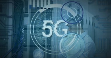 5G metin, dürbün taraması, beyaz erkek mühendis ve sunucuların veri işlemesi. Küresel bağlantılar, veri işleme ve dijital arayüz konsepti dijital olarak oluşturulmuş resim.