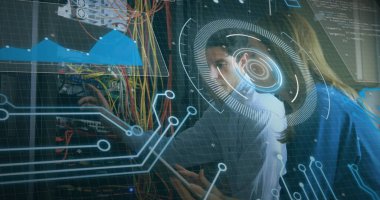 Kapsam taraması, beyaz tenli erkek ve kadın bilgisayar sunucusunu tamir ederken görüntüler. küresel hesaplama ve veri işleme kavramı dijital olarak oluşturulmuş resim.