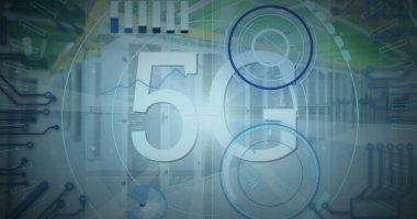 Sunucular üzerinde 5G metin, dürbün tarama ve veri işleme resimleri. Küresel bağlantılar, veri işleme ve dijital arayüz konsepti dijital olarak oluşturulmuş resim.