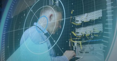 Bilgisayar sunucusunu tamir eden beyaz adamın tarama ve veri işleme görüntüsü. küresel hesaplama ve veri işleme kavramı dijital olarak oluşturulmuş resim.